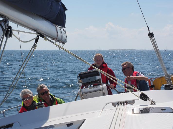 segelschiff über den bug fotografiert