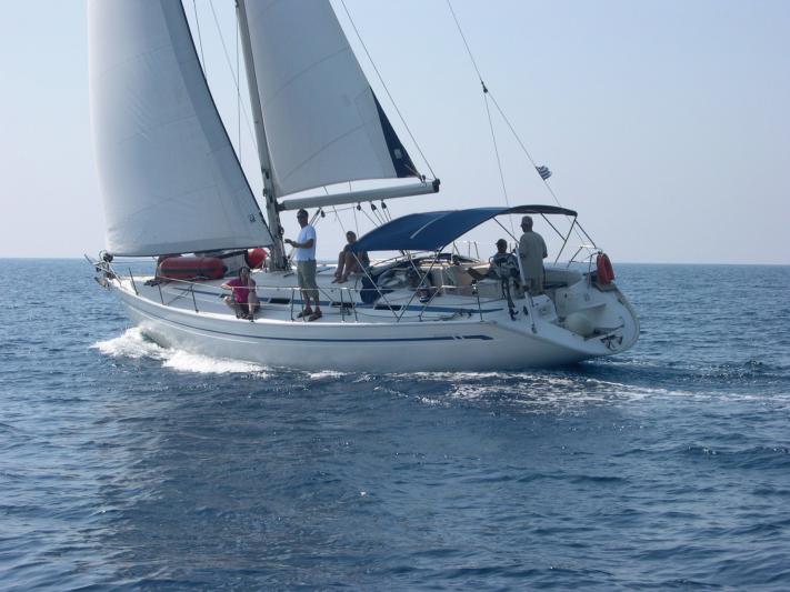segelschiff über den bug mit personen