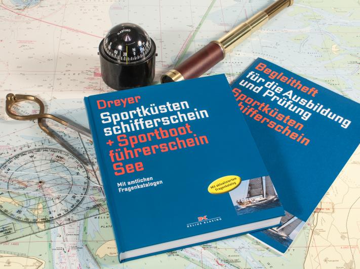 kompass wassergelagert und fernrohr